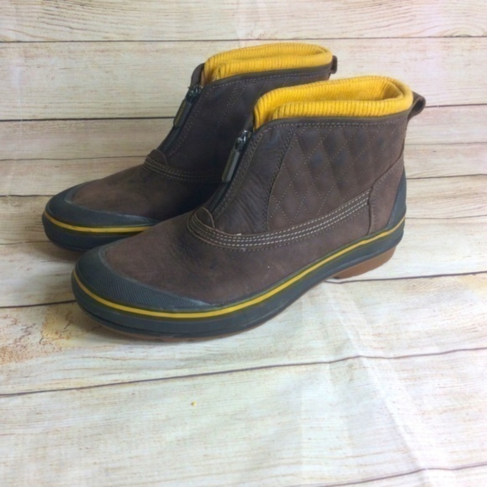 Clarks outdoor waterproof quilted muckers . Brown leather. Size 9.5